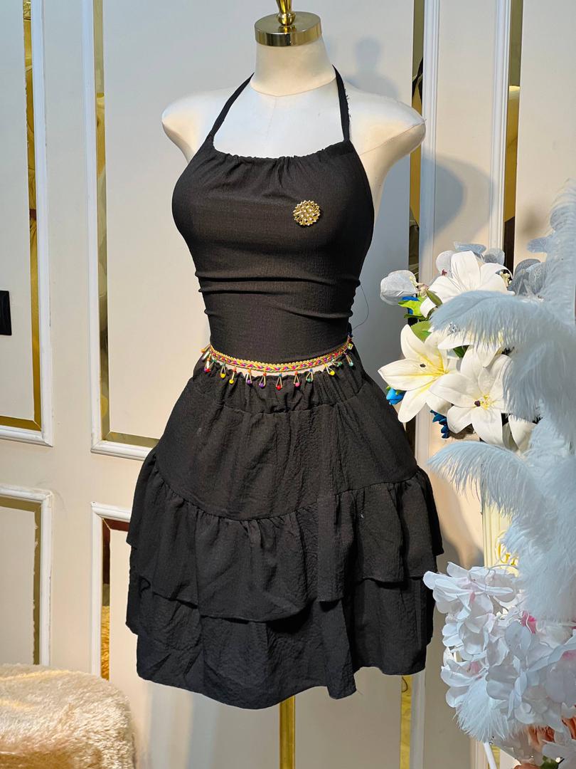 🆕 NOUVEAU 2026 — Ensemble Brassière Jupe à Volants Femme | Toutes Tailles S au 3XL | 5 Coloris : Noir, Rouge Bordeaux, Blanc, Bleu Ciel & Marron | Broche Dorée + Ceinture Perlée Incluses | Tenue Deux Pièces Chic Soirée & Quotidien - الصورة 2