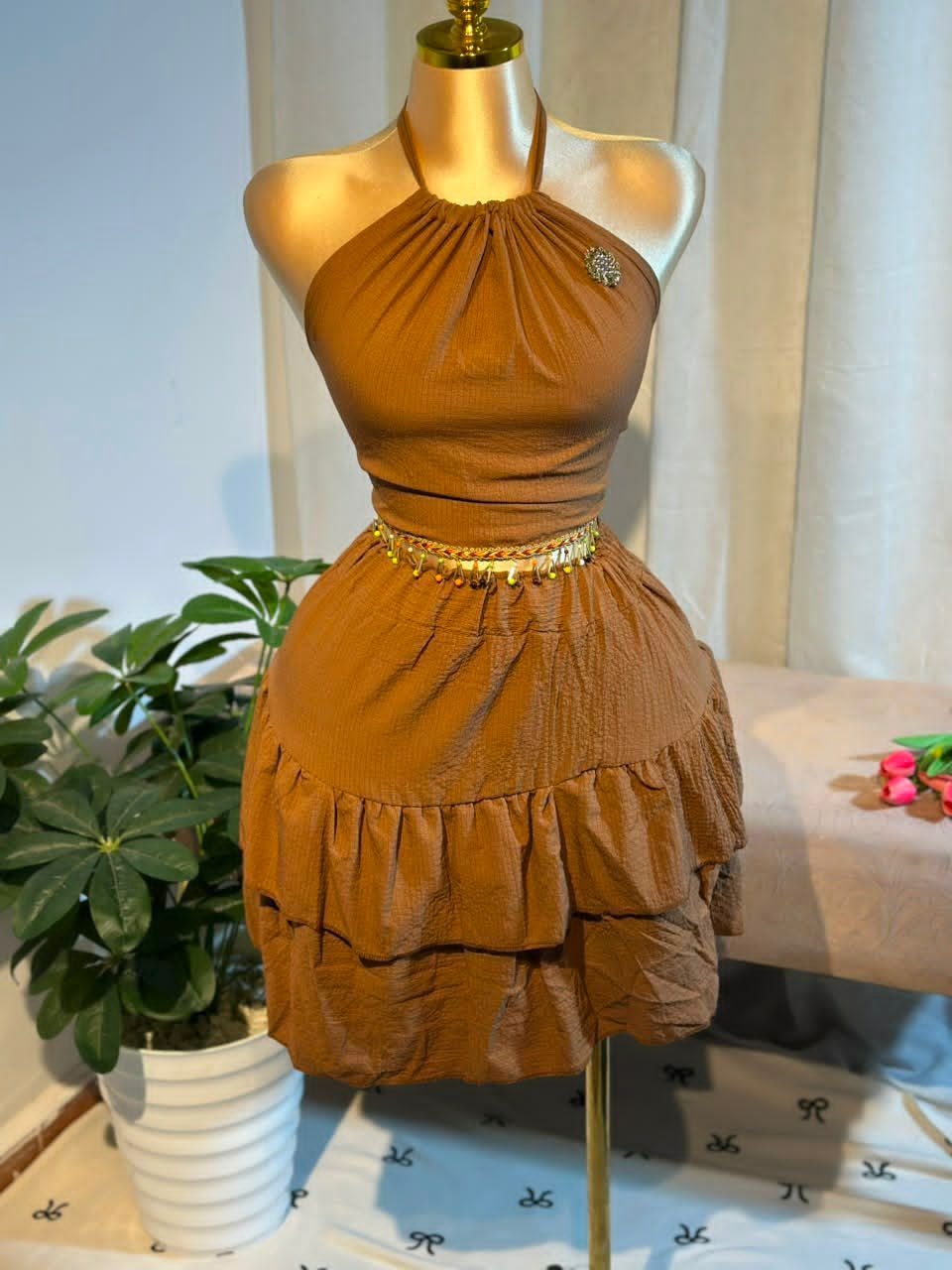 🆕 NOUVEAU 2026 — Ensemble Brassière Jupe à Volants Femme | Toutes Tailles S au 3XL | 5 Coloris : Noir, Rouge Bordeaux, Blanc, Bleu Ciel & Marron | Broche Dorée + Ceinture Perlée Incluses | Tenue Deux Pièces Chic Soirée & Quotidien - الصورة 7