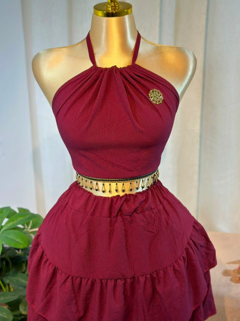 🆕 NOUVEAU 2026 — Ensemble Brassière Jupe à Volants Femme | Toutes Tailles S au 3XL | 5 Coloris : Noir, Rouge Bordeaux, Blanc, Bleu Ciel & Marron | Broche Dorée + Ceinture Perlée Incluses | Tenue Deux Pièces Chic Soirée & Quotidien - الصورة 4